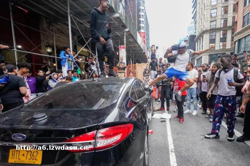 纽约突发!粉丝见面会演变成“全面骚乱”,游戏主播等65人被拘捕