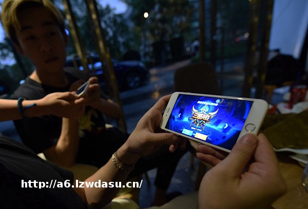 小学生为玩王者荣耀“偷”光家里积蓄,沉迷游戏有何心理原因