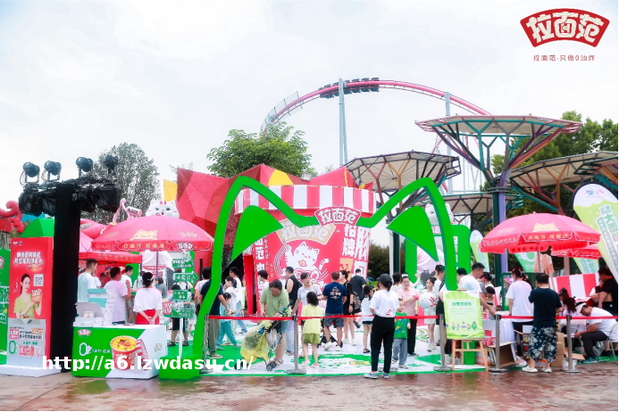 新华网x拉面范「小围裙计划」又搞“大”事情，拉面范巨型面桶空降欢乐谷！