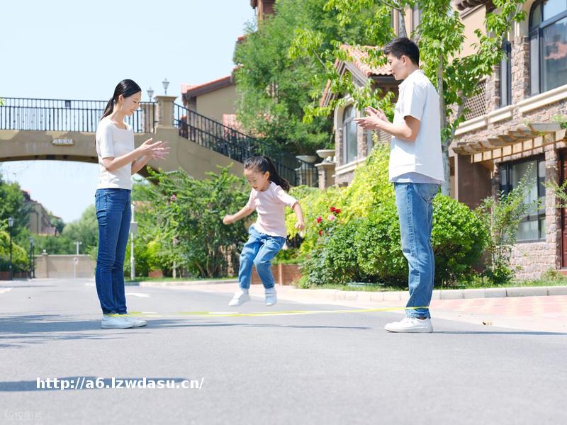 别再只会陪娃看手机！6个特别的亲子互动游戏.