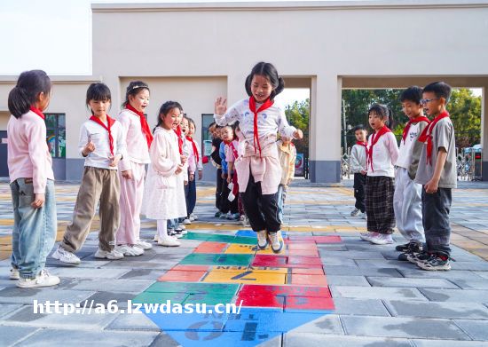 江西会昌：地面彩绘“画”出快乐课间养成