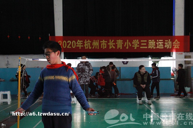 跳跳抱抱迎元旦！长青小学举办三跳运动会与“抱零食”游戏大赛