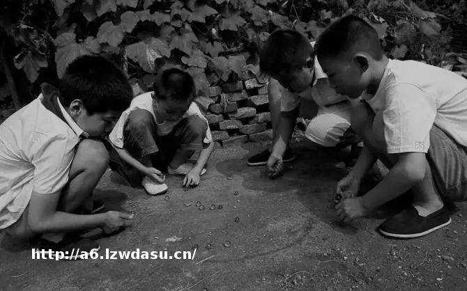 老照片：抹不去的记忆—70、80经典怀旧游戏-弹珠玩法