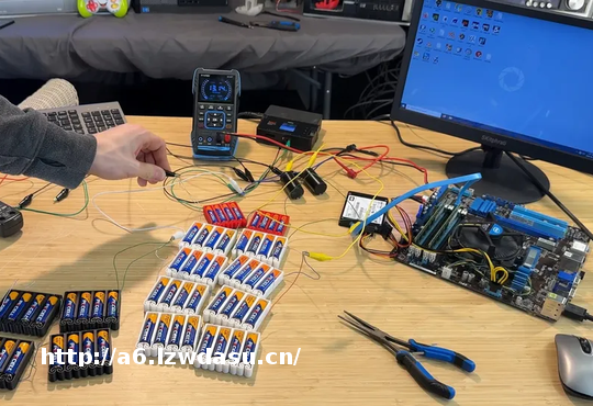 博主用56节AA电池驱动台式游戏电脑，只通关了一局扫雷