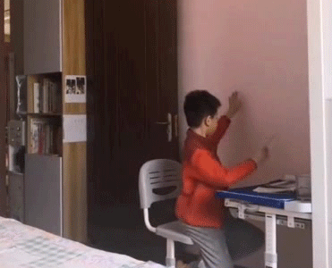 爸爸“曝光”娃居家学习视频：家有“同款”娃，千万别大意