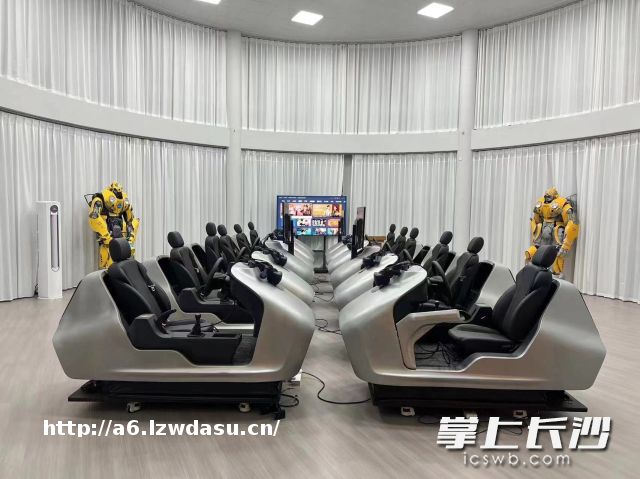 机器人当“教练”，学车轻松又高效！长沙积极探索智能驾驶培训新模式