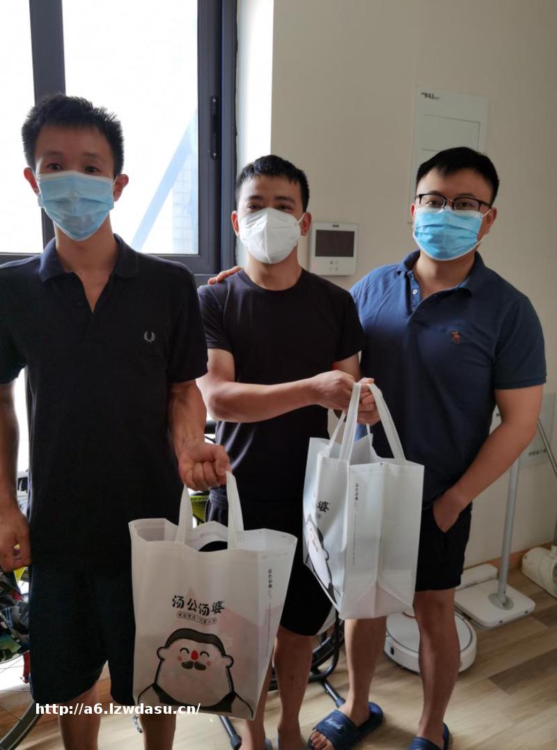 业主和装修师傅因疫情意外“同居”:3个小伙一起打游戏做饭教程