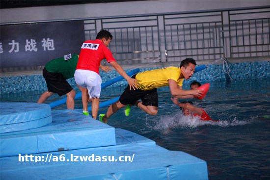 《奔跑吧》迎水下大战 郑恺杨颖上演"亲吻戏"