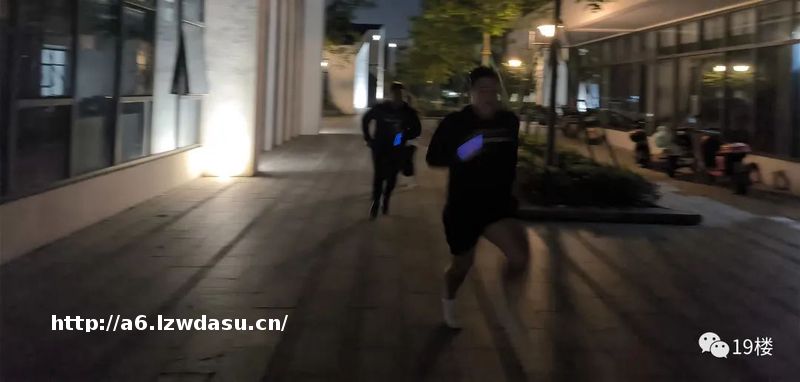 沪上夜公园出现新奇一幕，原因曝光