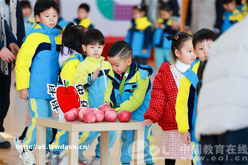 探索未来教育 理想国幼儿园的孩子们设计游戏开学典礼养成