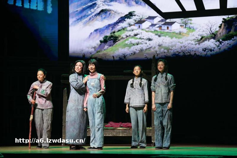 话剧《红岩》首进高校，红色经典“圈粉”三代人-新华网