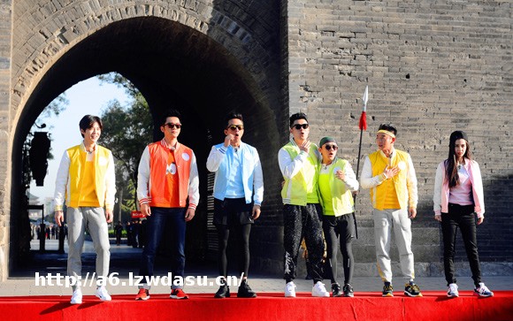 《跑男3》西安录制 城墙游戏围绕一个巨大肉夹馍