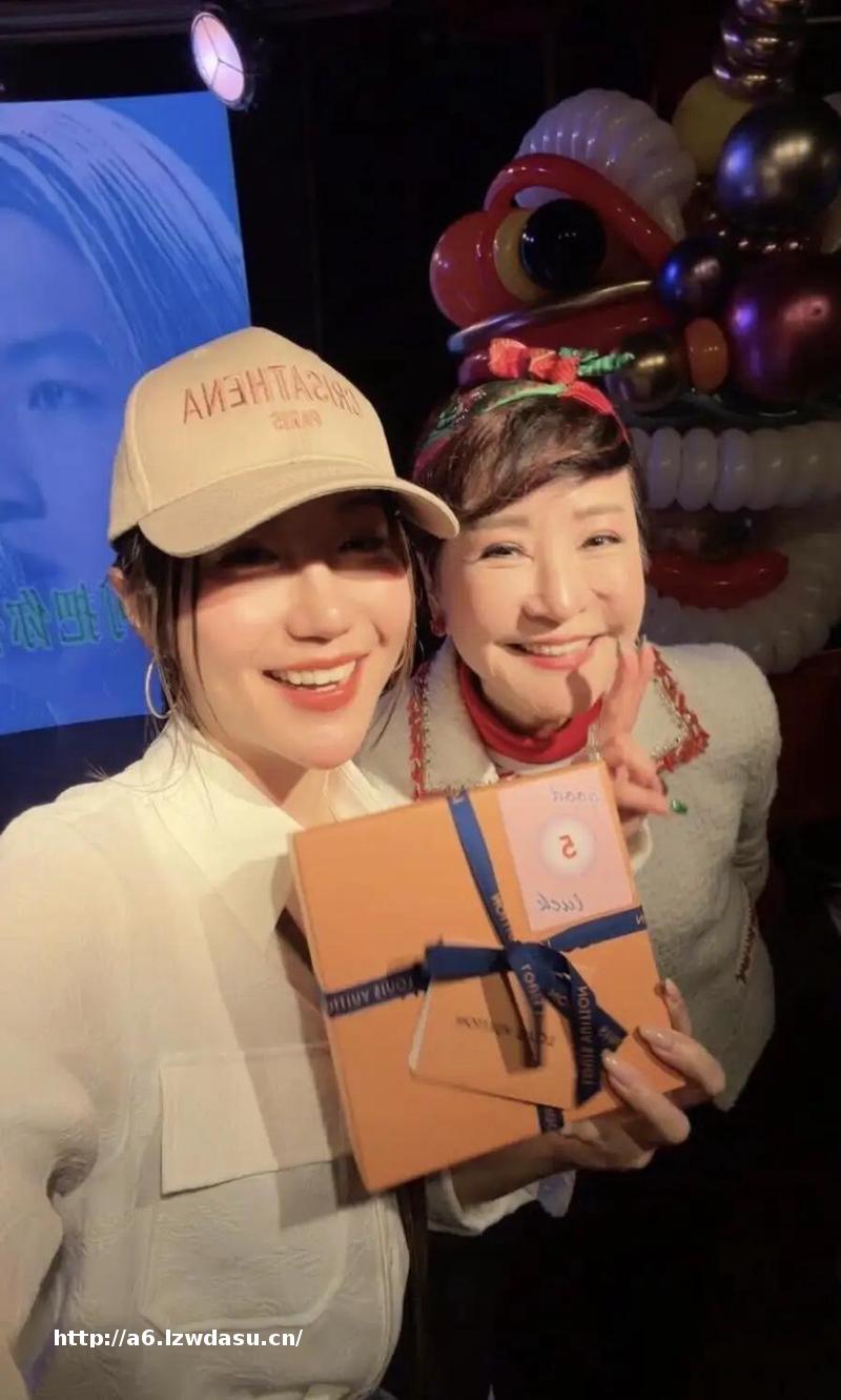 狄波拉办开年聚会，邀十几人、人手一份礼物，谭辉智是“主宾”！