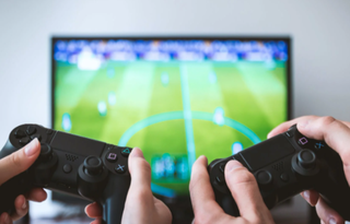 游戏行业中报总结：双寡头格局延续，加速出海成趋势