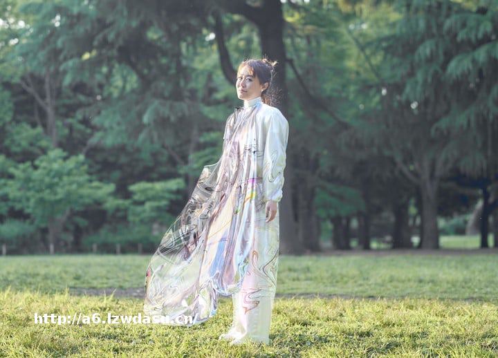 有人花几万块买一件衣服，但却只能在朋友圈穿