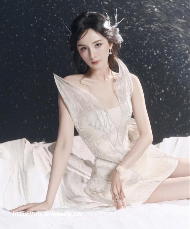 杨幂,超短裙大秀,COS英雄艾琳,化身拉弓箭的女战士