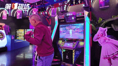 深圳77岁大爷退休后成游戏厅“顶流”！燃爆商圈攻略