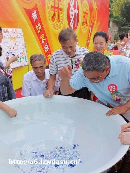 厦门中秋玩“博饼”，骰子掷的好才能拿“状元月饼” — 新京报