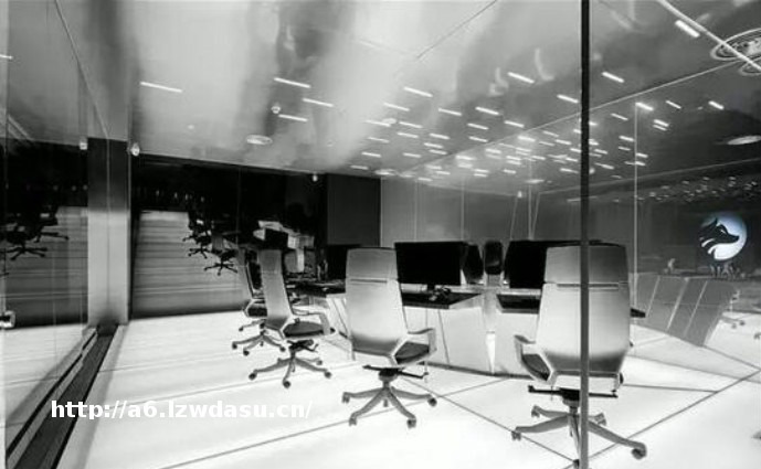 我们去看了看周杰伦在深圳开的网吧流派