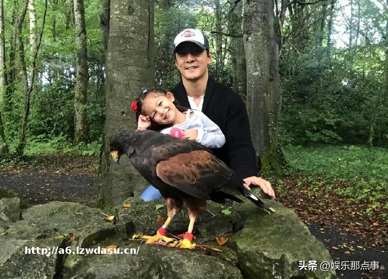 吴彦祖“空降”杭州新人婚礼现场，找婚鞋做游戏，送祝福