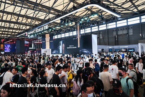 亮相ChinaJoy2024，荣耀以轻薄折叠屏引领游戏体验新风潮