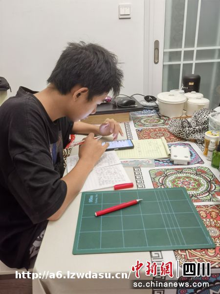 成都温江:打篮球的男孩被滞留 后面的故事超暖心