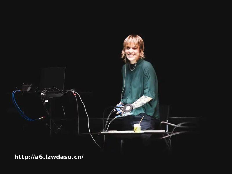 白天发行策略游戏，夜晚策划电玩表演：Simon Bachelier 的两种游戏实践