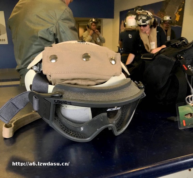 半飞机半直升机：搭乘“鱼鹰”降落美军航母的体验是这样的